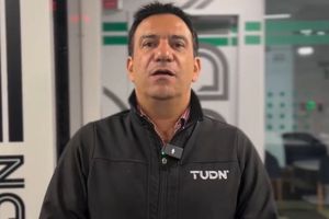 Comentarista de TUDN pide disculpas tras cánticos 'homofóbicos' contra Chivas: "Me equivoqué"