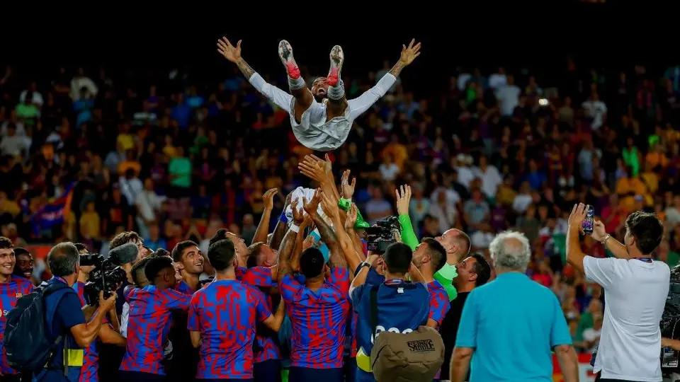 Video: Así fue la ovación para Dani Alves en Camp Nou