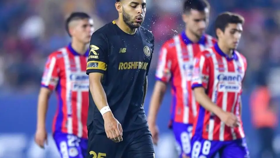 Alexis Vega bebe cerveza en pleno juego entre Atlético San Luis y Toluca