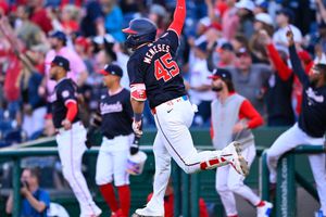 ¡Mexican power! Joey Meneses pega el hit ganador ante Astros de Houston en el 10mo inning