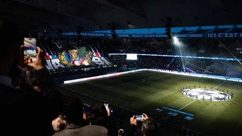 ¡Que la fuerza le acompañe! Así fue el impresionante tifo de Star Wars que desplegó la afición de PSG