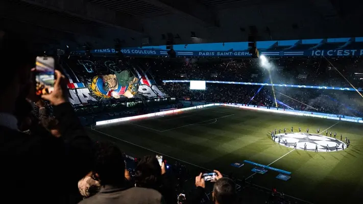 ¡Que la fuerza le acompañe! Así fue el impresionante tifo de Star Wars que desplegó la afición de PSG