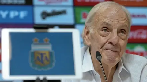 César Luis Menotti hospitalizado por severa anemia; fuentes lo reportan estable