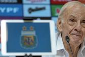 César Luis Menotti hospitalizado por severa anemia; fuentes lo reportan estable