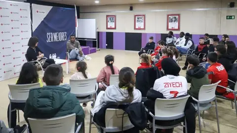 Juan Otero, ex de Santos y América, visitó un proyecto de acogida de migrantes Gijón