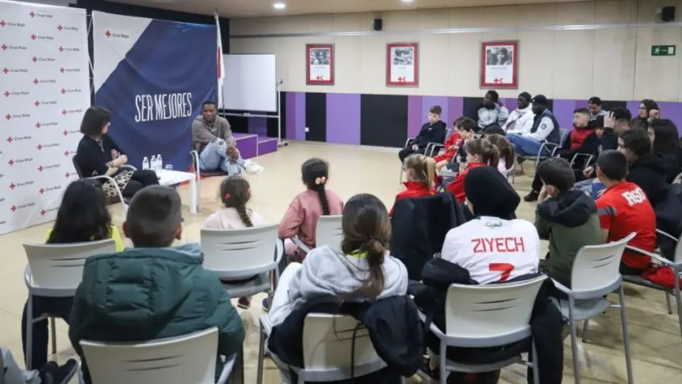Juan Otero, ex de Santos y América, visitó un proyecto de acogida de migrantes Gijón