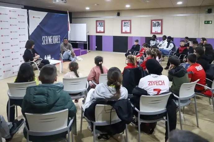 Juan Otero, ex de Santos y América, visitó un proyecto de acogida de migrantes Gijón