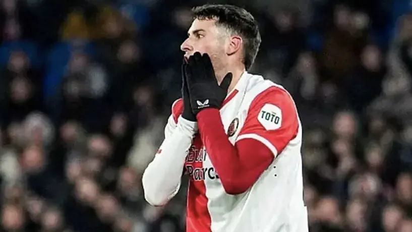 Arne Slot, entrenador del Feyenoord, asegura no saber si Santiago Giménez jugará ante la Roma