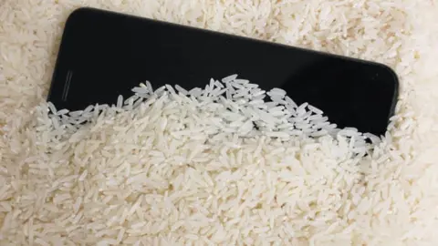 Meter tu celular en arroz para secarlo, no sirve de nada, asegura Apple