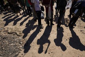 Ahora gobernadora de Iowa aprueba ley para arrestar y deportar migrantes