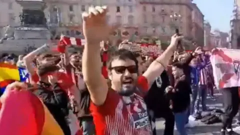Aficionados de Inter de Milan 'callan' a seguidores del Atleti con himno de Real Madrid