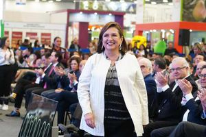 Xóchitl Gálvez es captada pegando su chicle... otra vez