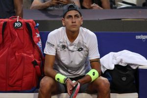 ¡Insólito! Tenista interrumpe el saque de su rival debido a llamada telefónica