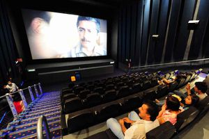 Cines están obligados a proyectar películas dobladas al español, con subtítulos y audio descripción