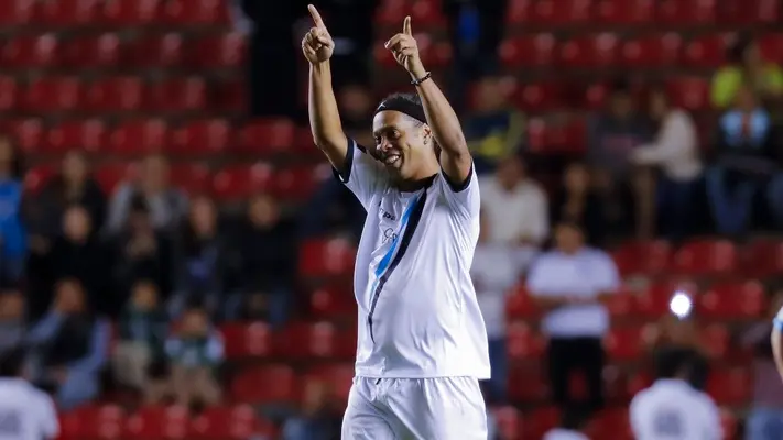 ¡No pierde la magia! Ronaldinho sorprende con espectacular golazo de chilena en Turquía