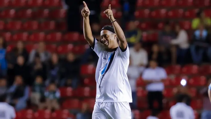 ¡No pierde la magia! Ronaldinho sorprende con espectacular golazo de chilena en Turquía