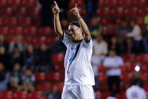 ¡No pierde la magia! Ronaldinho sorprende con espectacular golazo de chilena en Turquía