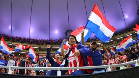 ¡Así no! Afición de Chivas encara a seguidores del América en el Estadio Akron y los agreden
