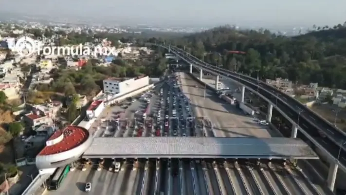 Reportan largas filas de vacacionistas en las casetas para salir de la Ciudad de México