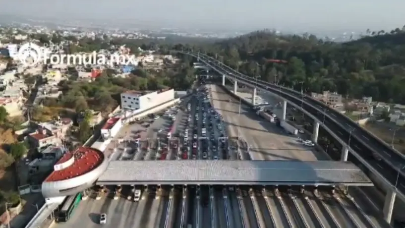 Reportan largas filas de vacacionistas en las casetas para salir de la Ciudad de México