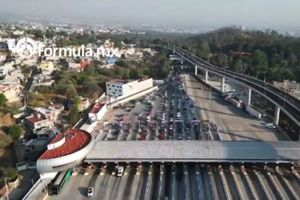 Reportan largas filas de vacacionistas en las casetas para salir de la Ciudad de México