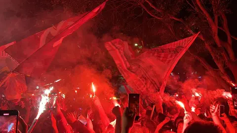 Afición de Chivas lleva serenata a los jugadores previo al Clásico Nacional