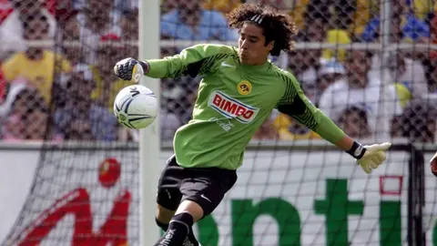 Guillermo Ochoa, felicitado en Serie A por cumplir 20 años de carrera