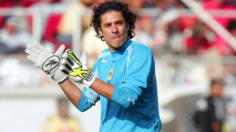 Guillermo Ochoa cumple 20 años de trayectoria