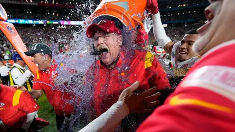 Super Bowl 2024: ¿Cómo y cuándo nació la tradición de bañar con bebida energética al coach ganador?