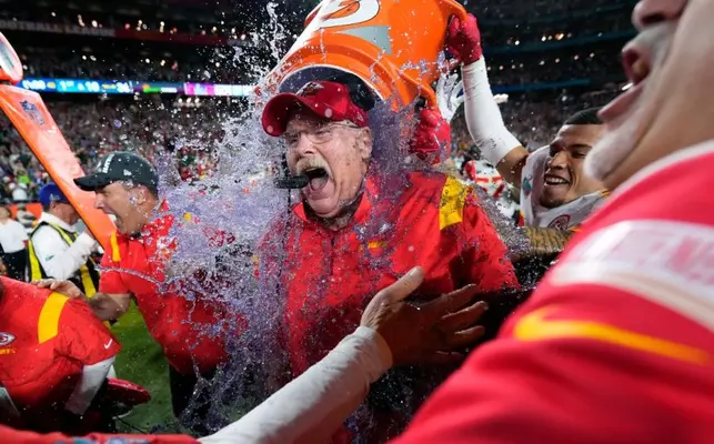 Super Bowl 2024: ¿Cómo y cuándo nació la tradición de bañar con bebida energética al coach ganador?