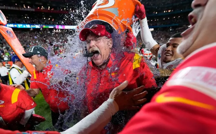 Super Bowl 2024: ¿Cómo y cuándo nació la tradición de bañar con bebida energética al coach ganador?