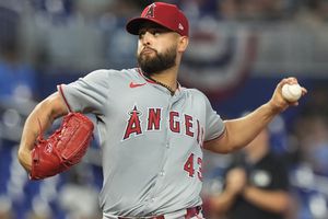 Patrick Sandoval consigue su primera victoria de la temporada en triunfo de Angels ante Marlins