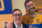 Gignac promete a Antonio Nelli su playera del gol 201 con Tigres