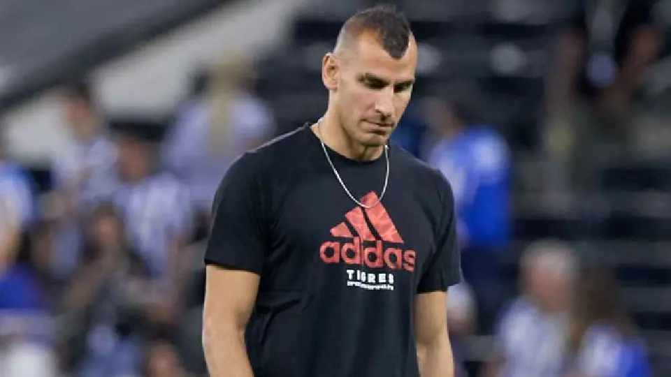 Nahuel Guzmán se disculpa con Esteban Andrada por apuntarle con láser durante el Clásico Regio