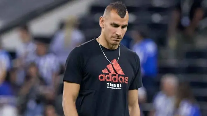Nahuel Guzmán se disculpa con Esteban Andrada por apuntarle con láser durante el Clásico Regio