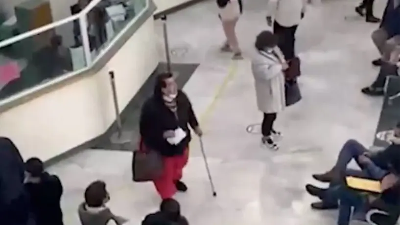 A gritos, familiar de paciente exige en el IMSS que le den atención