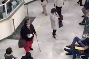 A gritos, familiar de paciente exige en el IMSS que le den atención