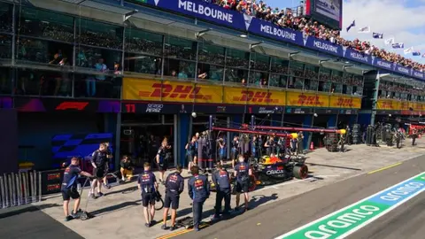 Fans "explotan" contra Hugh Bird y piden su salida de Red Bull tras sanción a Checo Pérez