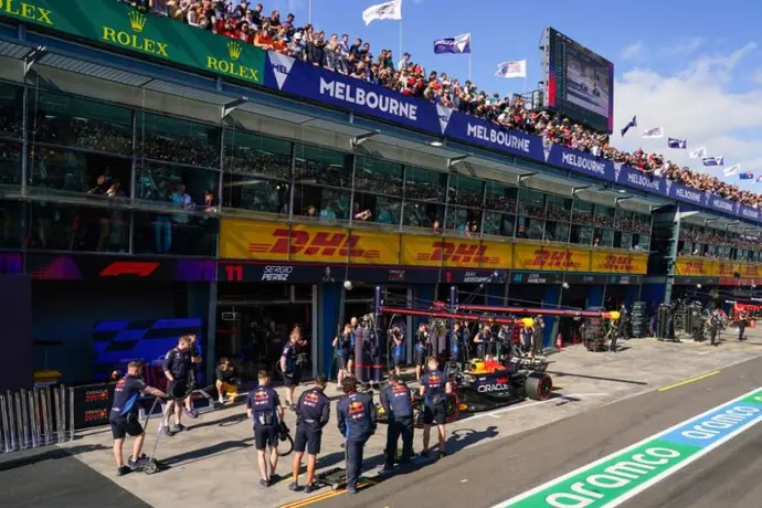 Fans "explotan" contra Hugh Bird y piden su salida de Red Bull tras sanción a Checo Pérez