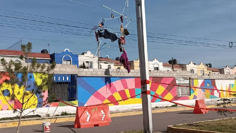Una ráfaga de viento arrasa con un puesto del tianguis y termina enredado en los cables de alta tensión