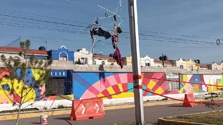 Una ráfaga de viento arrasa con un puesto del tianguis y termina enredado en los cables de alta tensión