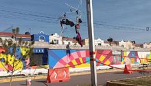Una ráfaga de viento arrasa con un puesto del tianguis y termina enredado en los cables de alta tensión