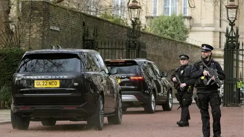 Príncipe Harry llega a Londres para reunirse con su padre, quien padece cáncer