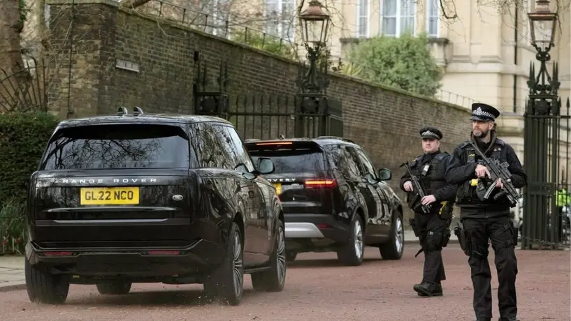 Príncipe Harry llega a Londres para reunirse con su padre, quien padece cáncer