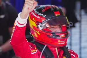 Checo Pérez desaprovecha el retiro de Max; Sainz gana el GP de Australia