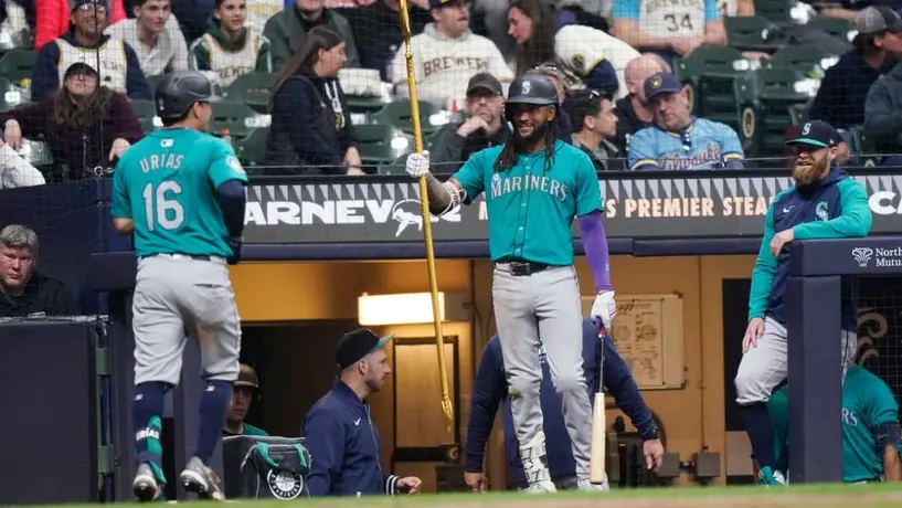 Luis Urías y Andrés Muñoz brillan en victoria de Mariners sobre Brewers