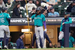 Luis Urías y Andrés Muñoz brillan en victoria de Mariners sobre Brewers