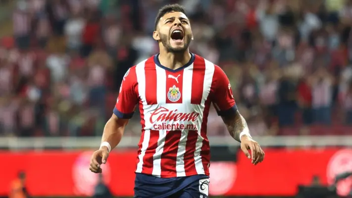 Alexis Vega niega que le haya pesado la playera de Chivas: “Hay mucha gente ignorante”