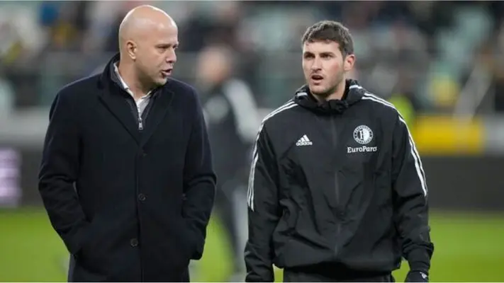 ¿Santi Giménez a la Premier? Arne Slot, entrenador del mexicano, es opción para dirigir al Liverpool