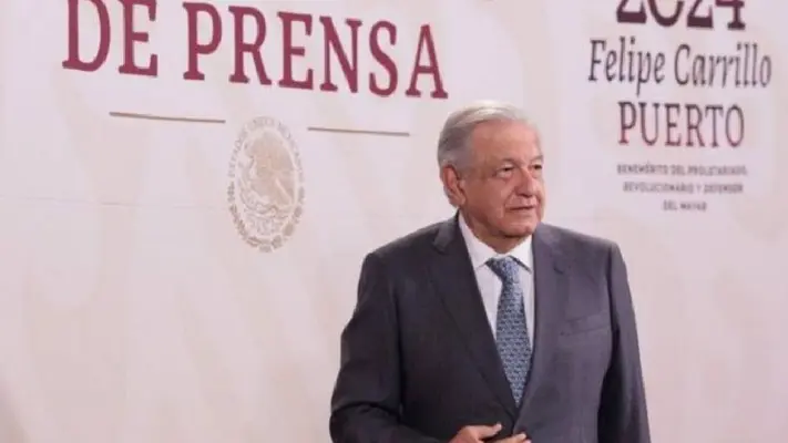 "Que me la deje", dice AMLO, sobre la pala que le llevaba la activista Ceci Flores